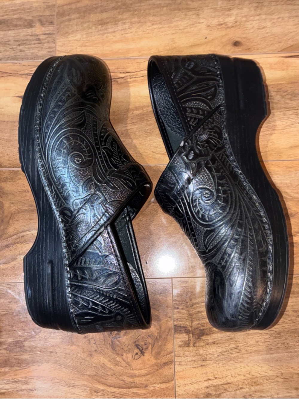 Dansko Professional Black Leather Tooled Clogs - size 41 (US 10.5/11) - Picture 7 of 10